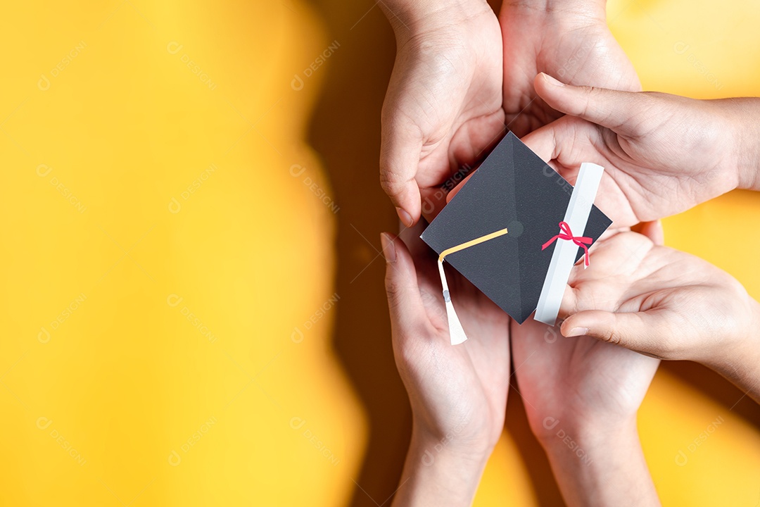 Mãos segurando chapéu de pós-graduação com aprendizagem educar, estudar conhecimento para ideia