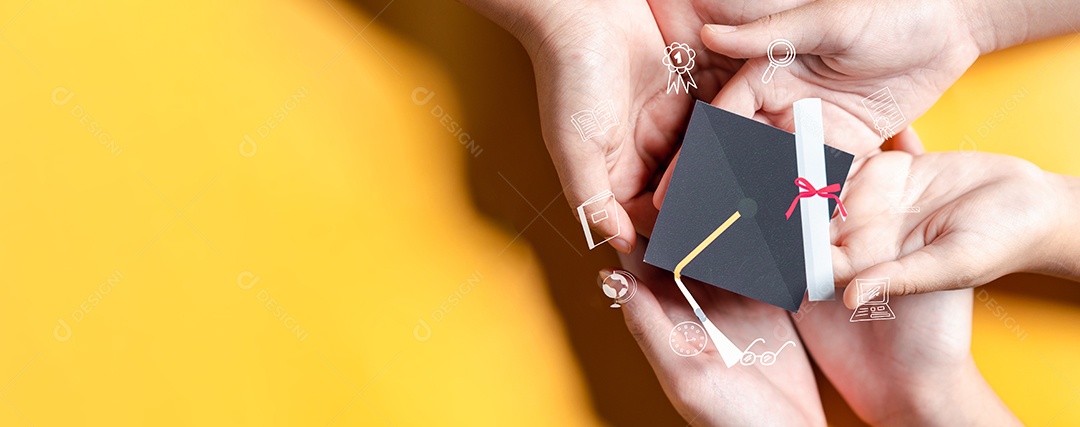 Mãos segurando chapéu de pós-graduação com aprendizagem educar, estudar conhecimento para ideia