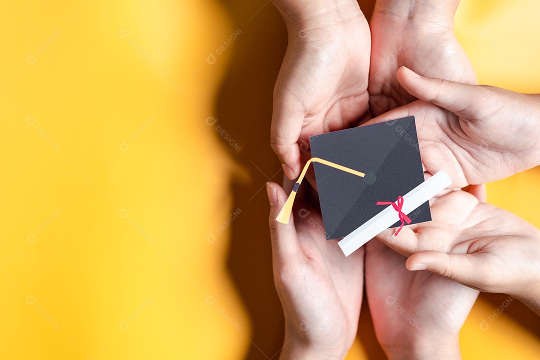 Mãos segurando chapéu de pós-graduação com aprendizagem educar, estudar conhecimento para ideia