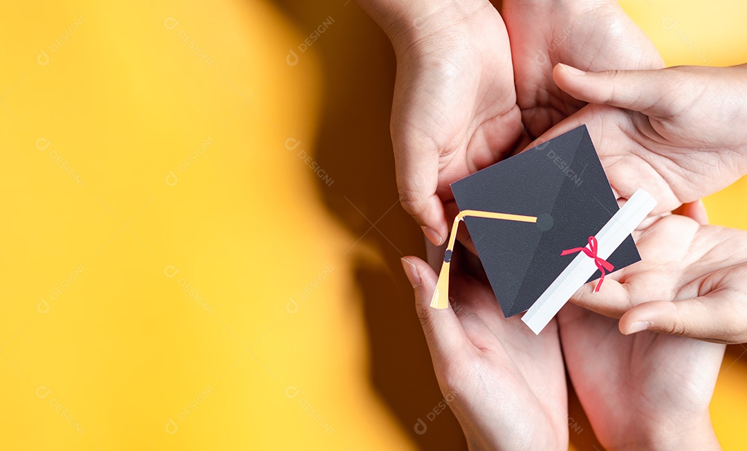 Mãos segurando chapéu de pós-graduação com aprendizagem educar, estudar conhecimento para ideia