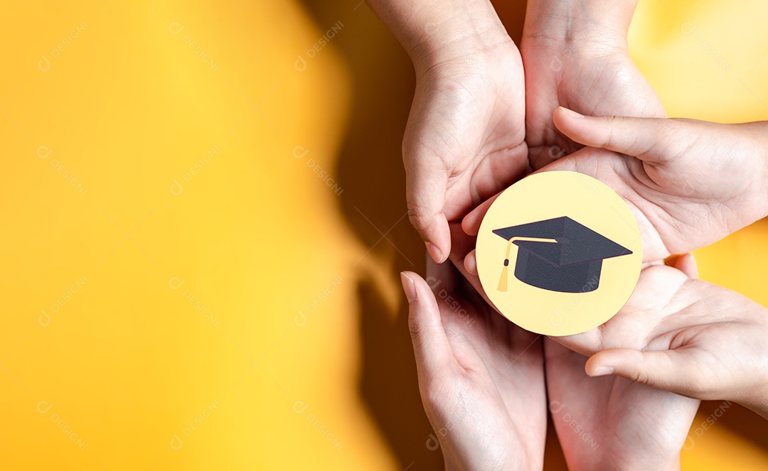 Mãos segurando chapéu de pós-graduação com aprendizagem educar, estudar conhecimento para ideia