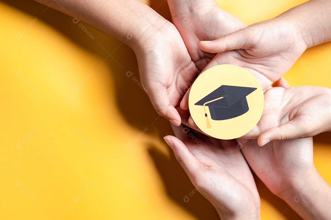 Mãos segurando chapéu de pós-graduação com aprendizagem educar, estudar conhecimento para ideia