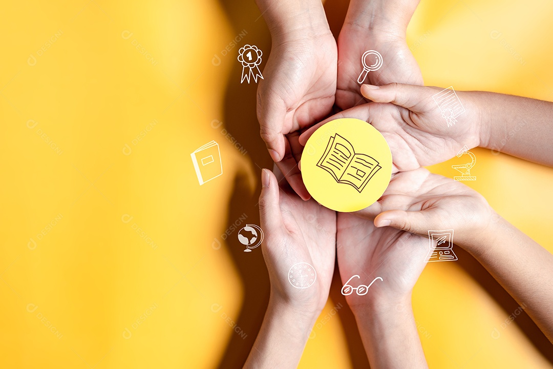 Mãos segurando um livro didático para aprender a educar, estudar