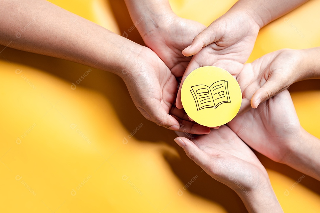 Mãos segurando um livro didático para aprender a educar