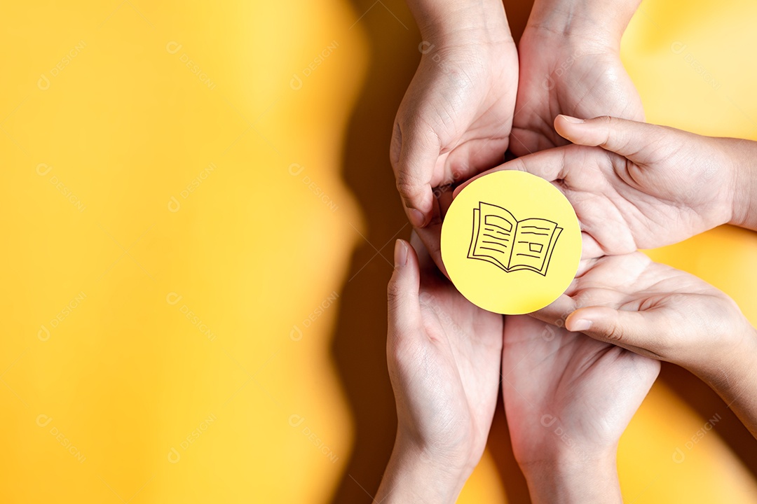 Mãos segurando um livro didático para aprender a educar