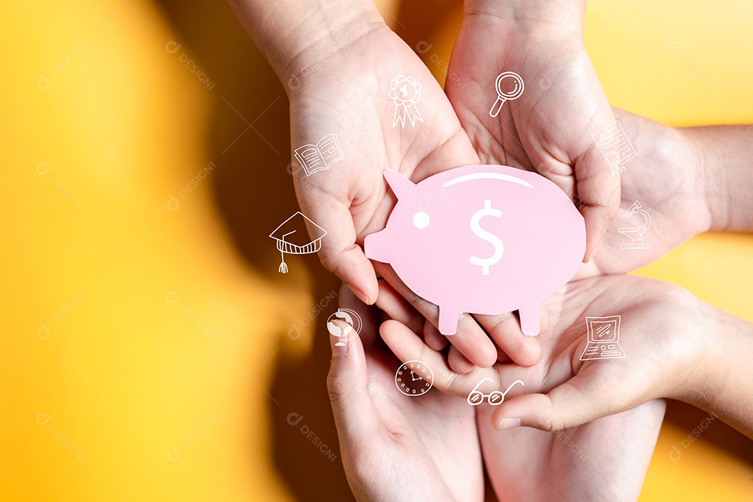 Família segurando o cofrinho para salvar a educação, estudar a aprendizagem para o futuro