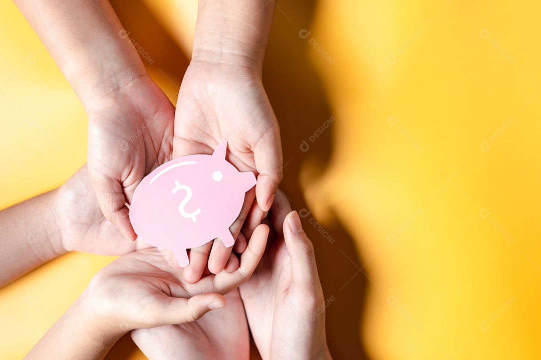 Família segurando o cofrinho para salvar a educação, estudar a aprendizagem para o futuro