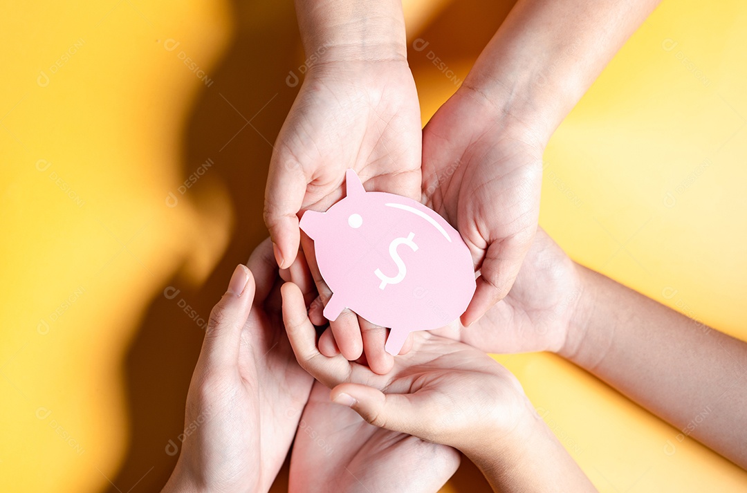 Família segurando o cofrinho para salvar a educação, estudar a aprendizagem para o futuro