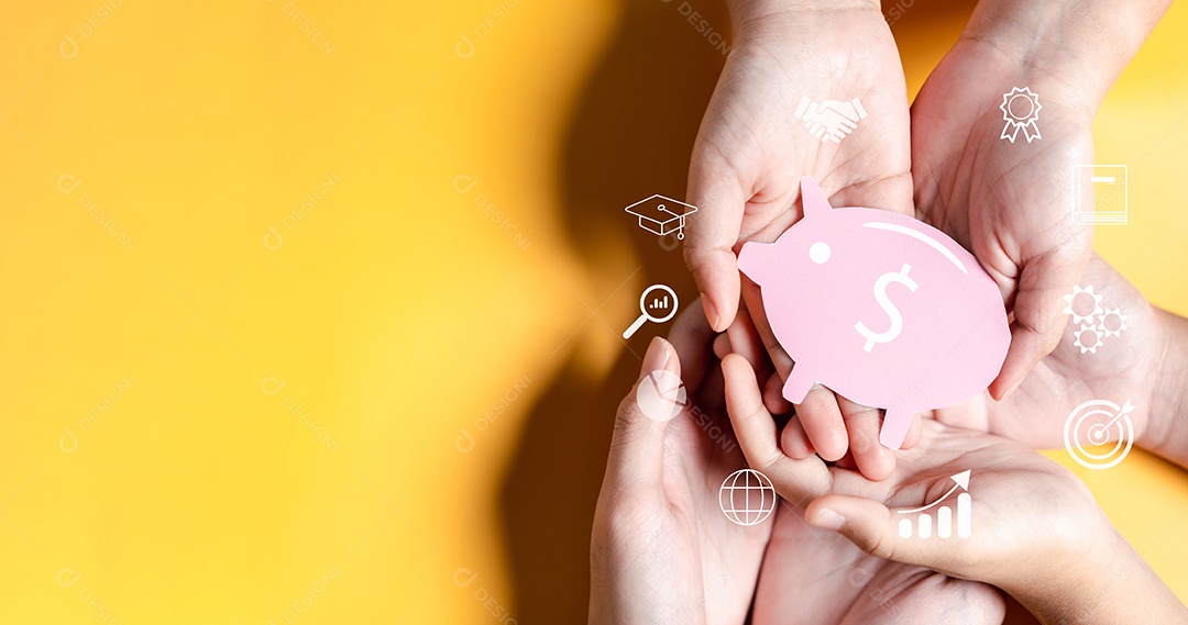Família segurando o cofrinho para salvar a educação, estudar a aprendizagem para o futuro