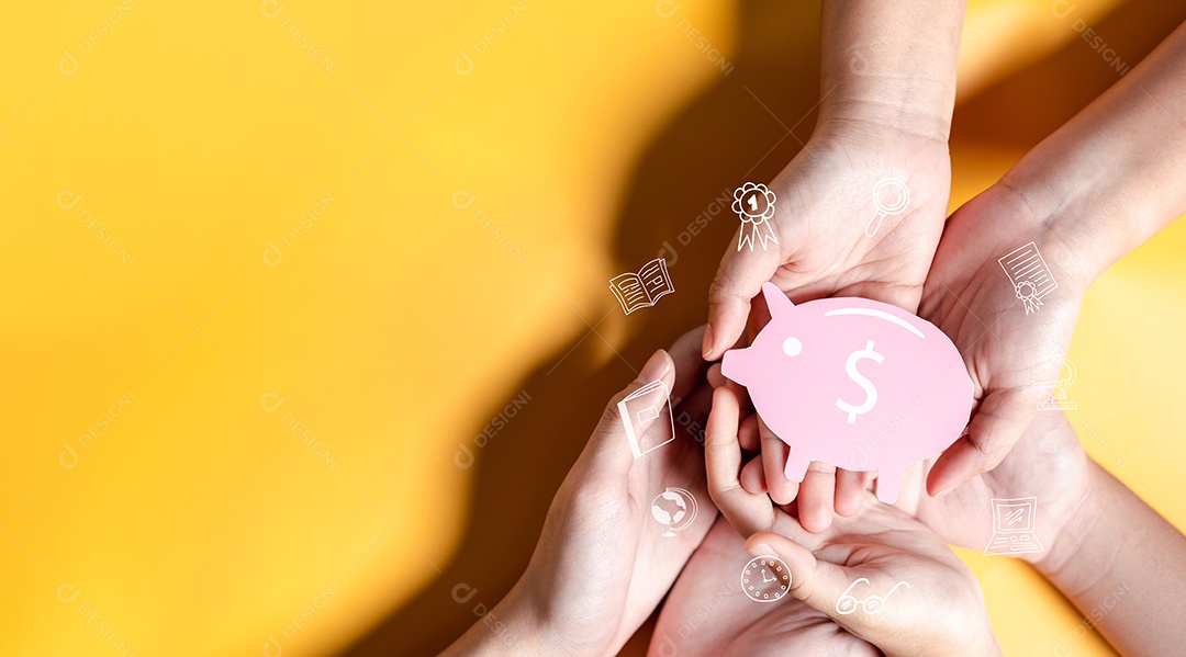 Família segurando o cofrinho para salvar a educação, estudar a aprendizagem para o futuro