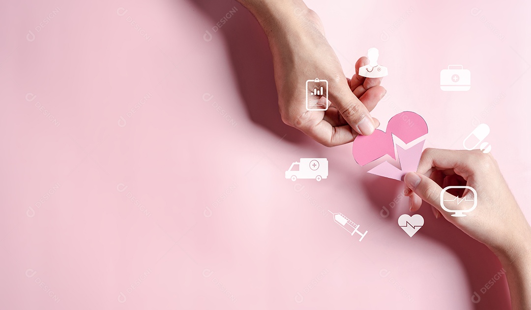 Mãos segurando o conceito de doação de coração rosa, cuidados de saúde