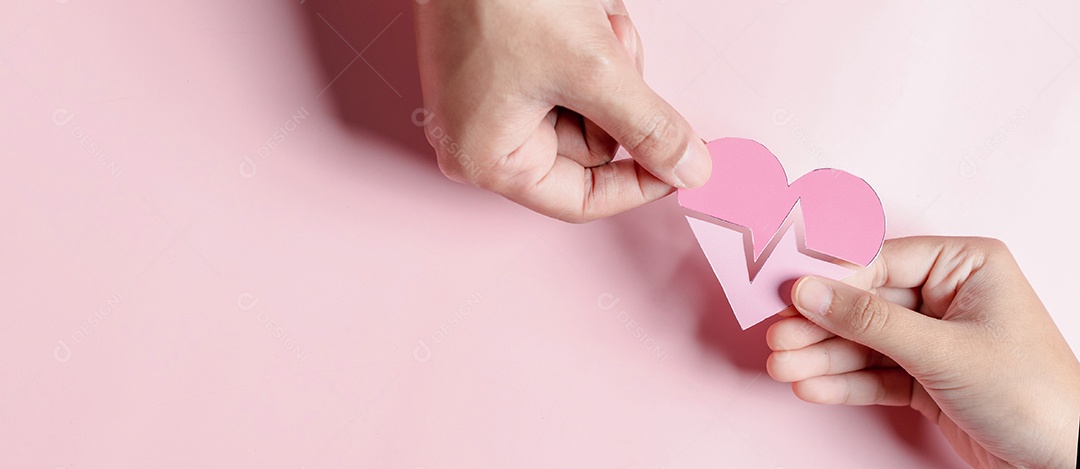 Mãos segurando o conceito de doação de coração rosa, cuidados de saúde