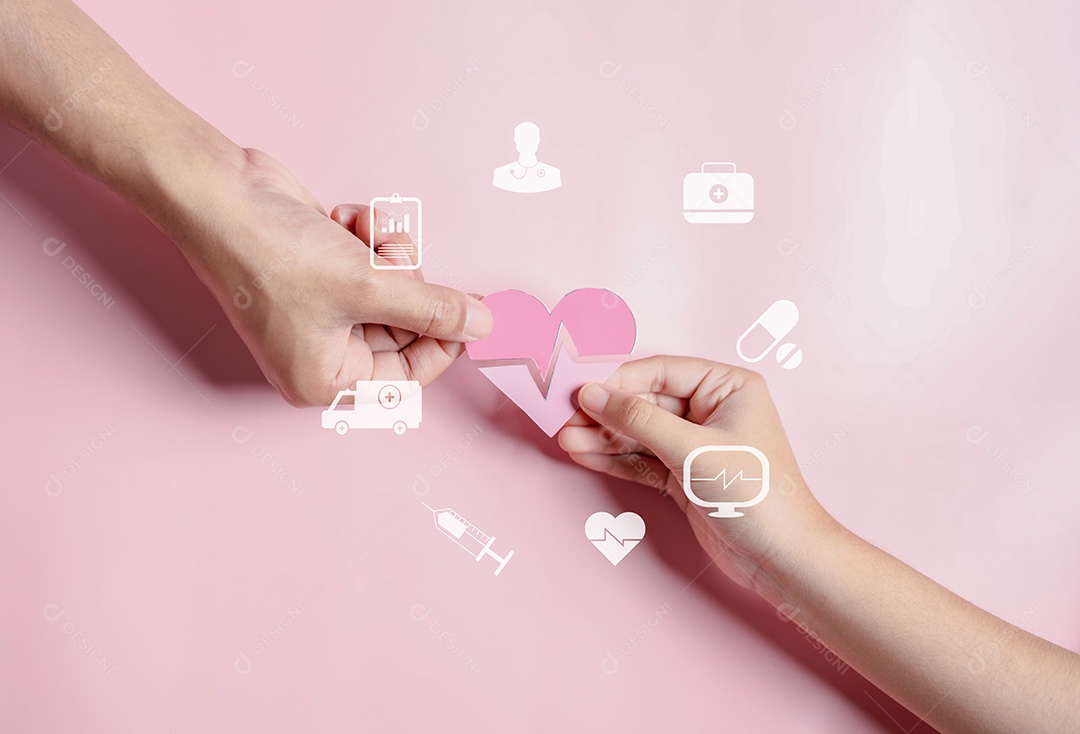 Mãos segurando o conceito de doação de coração rosa, cuidados de saúde