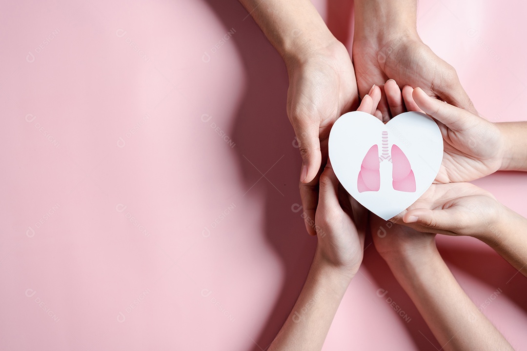Mãos segurando o pulmão no cuidado do coração