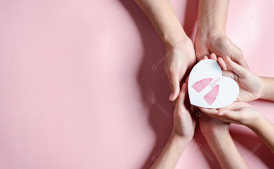 Mãos segurando o pulmão no cuidado do coração