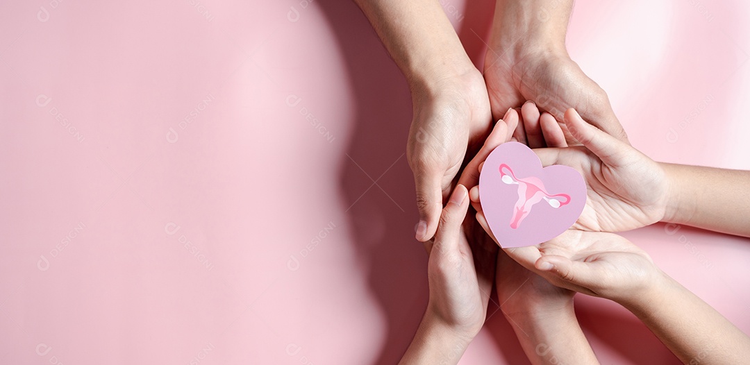 Mãos segurando o útero em forma de coração