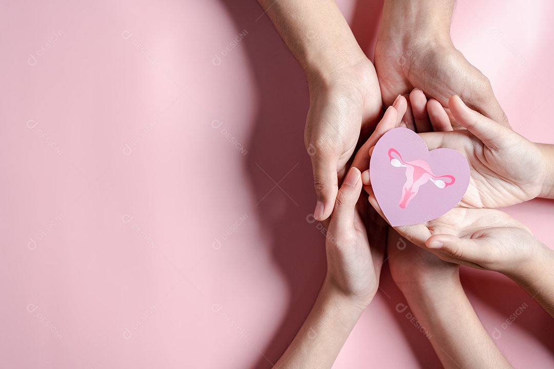 Mãos segurando o útero em forma de coração
