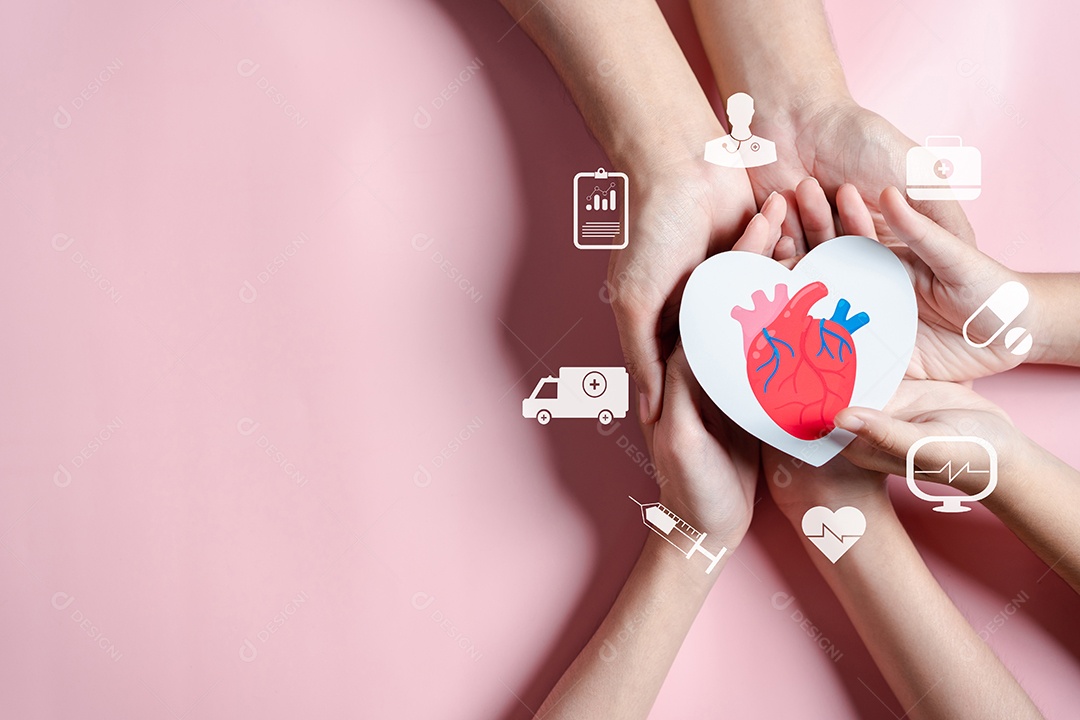 Mãos segurando corte de papel de anatomia de coração vermelho