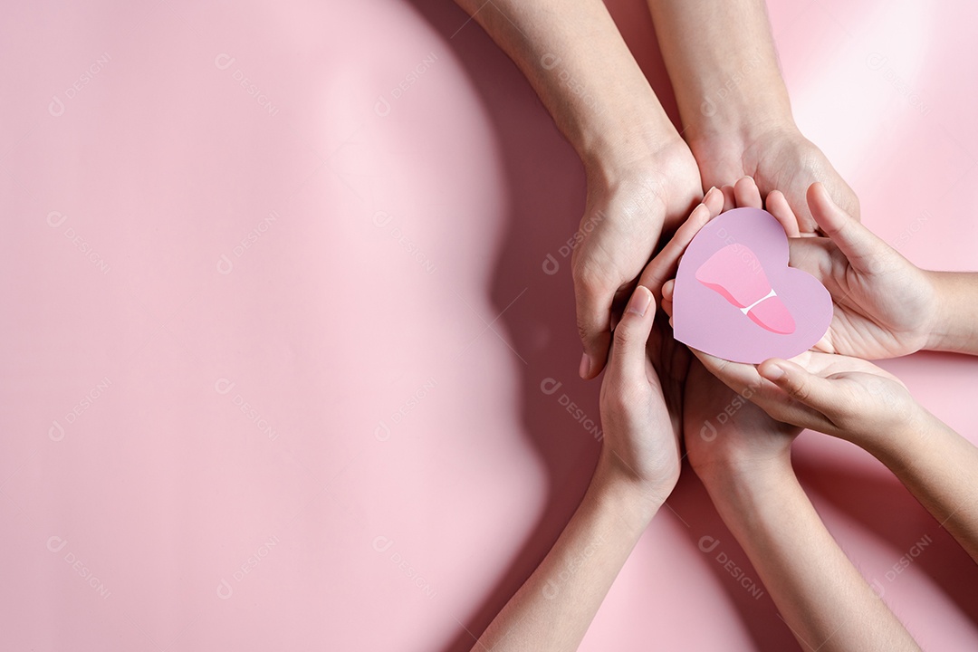 Mãos segurando o órgão do fígado em forma de coração