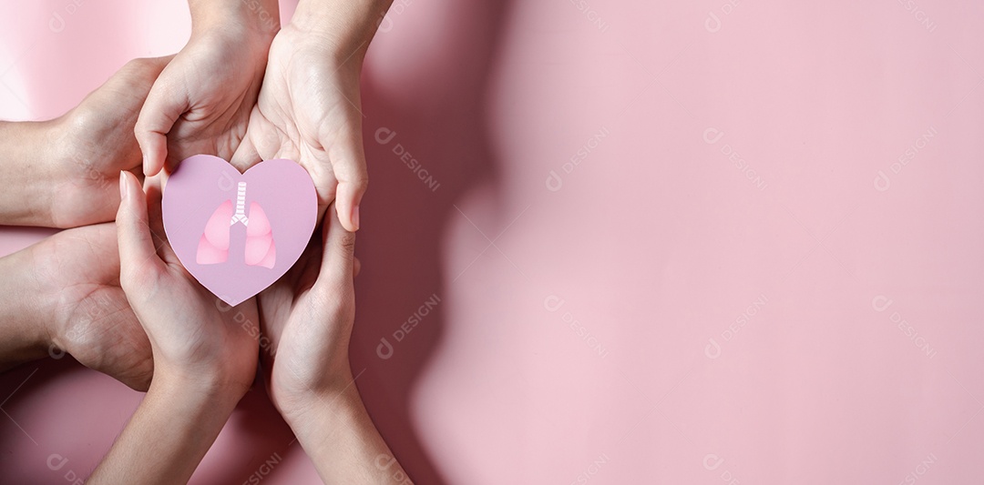 Mãos segurando o pulmão no cuidado do coração