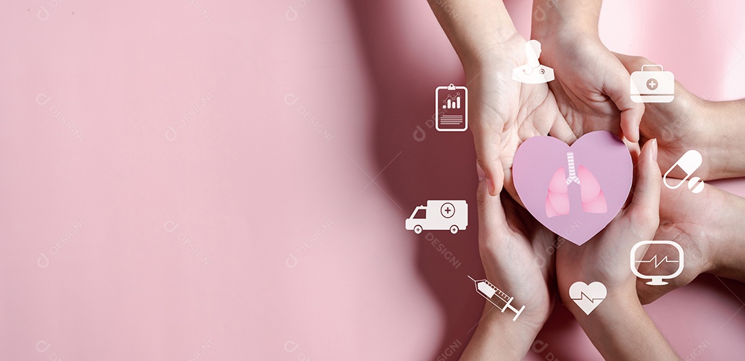 Mãos segurando o pulmão no cuidado do coração