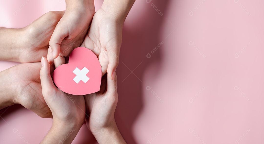 Mãos segurando corte de papel de gota de sangue, dia mundial do doador de sangue