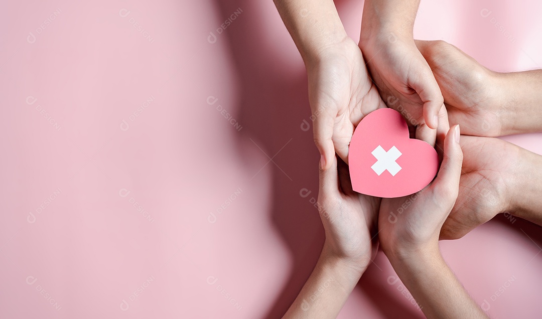 Mãos segurando corte de papel de gota de sangue, dia mundial do doador de sangue
