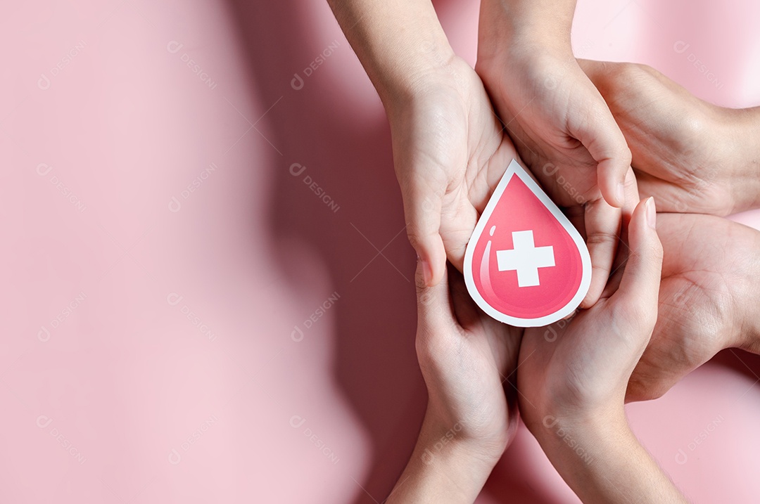 Mãos segurando corte de papel de gota de sangue, dia mundial do doador de sangue