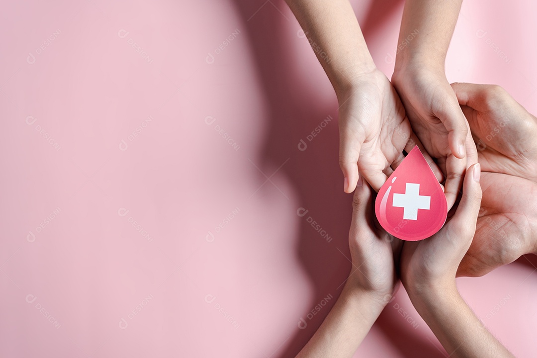 Mãos segurando corte de papel de gota de sangue, dia mundial do doador de sangue