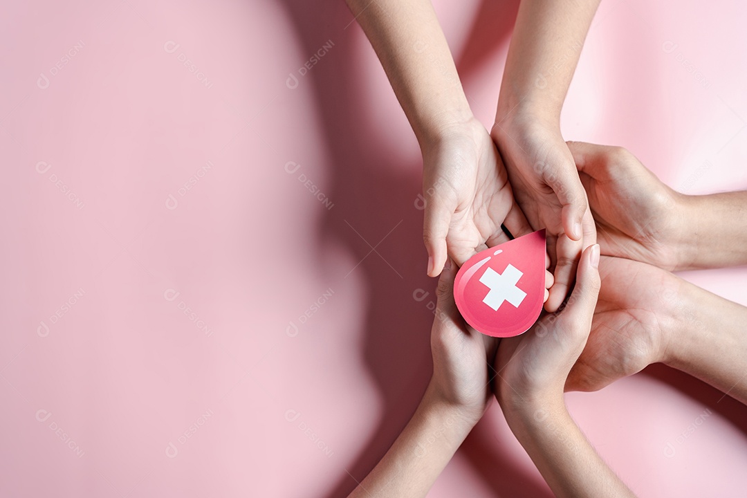 Mãos segurando corte de papel de gota de sangue, dia mundial do doador de sangue