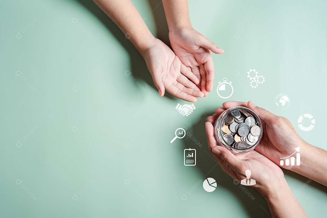 Mãos de adulto e criança segurando pote de dinheiro, doação, poupança