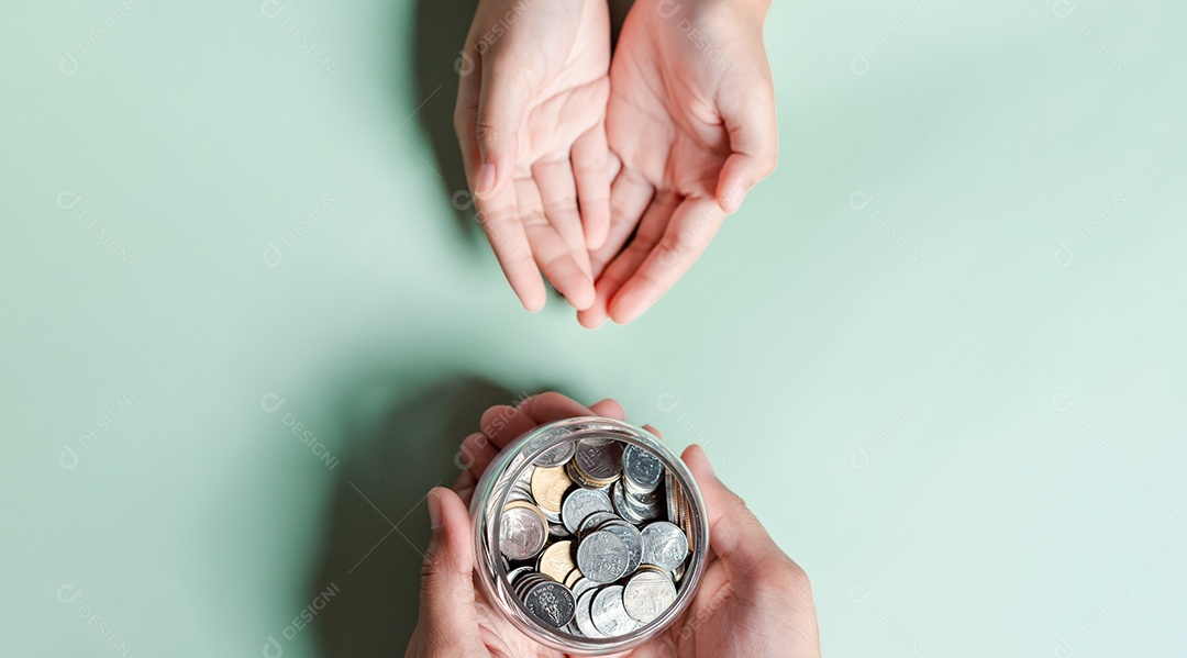 Mãos de adulto e criança segurando pote de dinheiro, doação, poupança