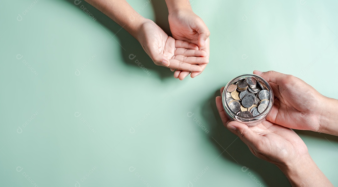 Mãos de adulto e criança segurando pote de dinheiro, doação, poupança