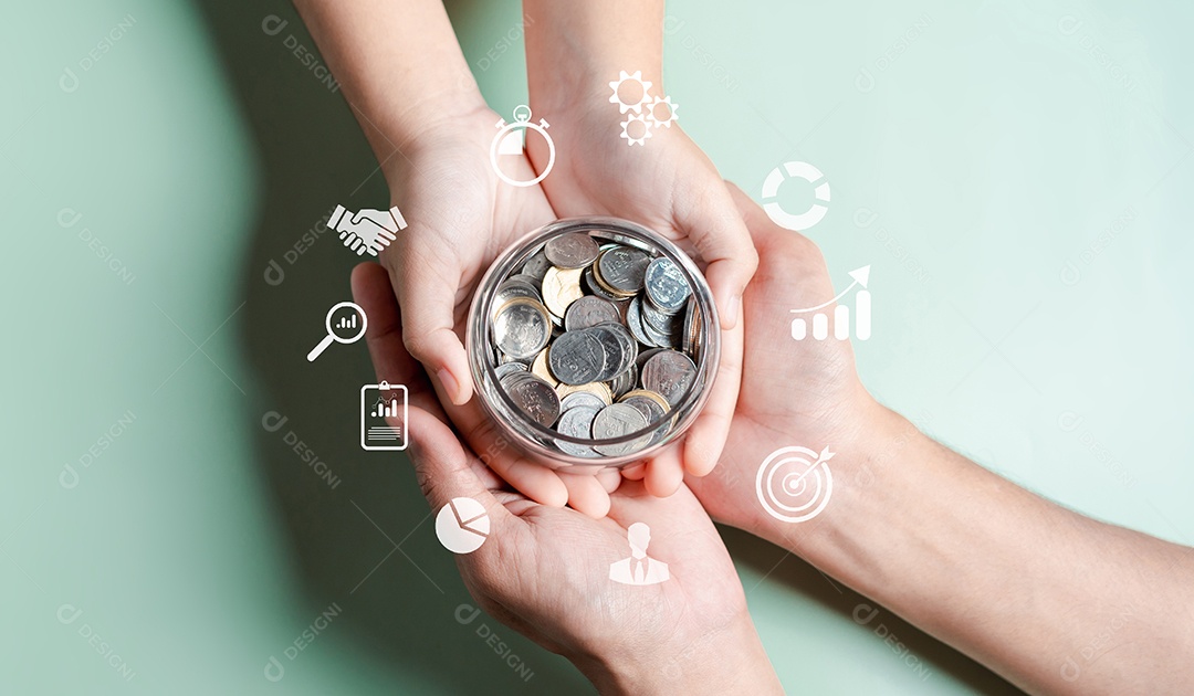 Mãos de adulto e criança segurando pote de dinheiro, doação, poupança