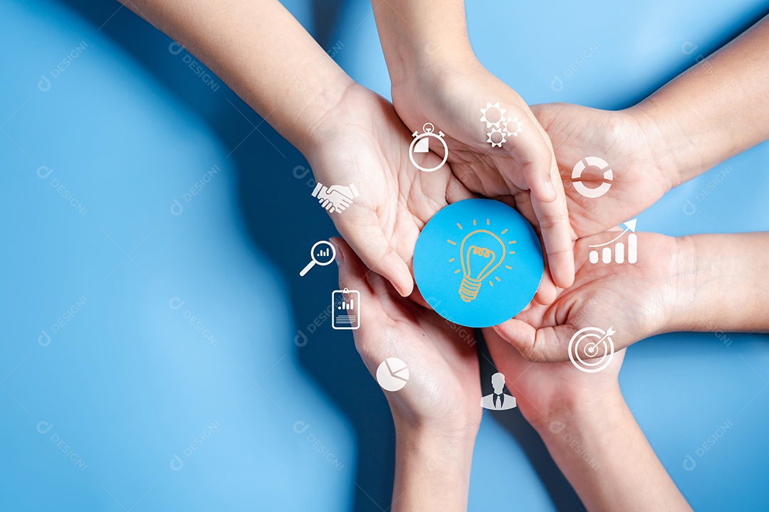 Mãos segurando uma lâmpada com liderança de desenvolvimento de planejamento de alvo