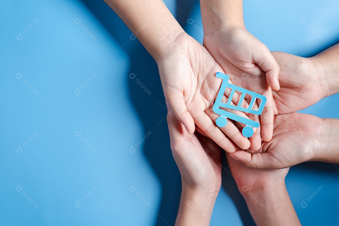 Mão segurando ícones de carrinho de compras, conceito de e-commerce de entrega de negócios de compras on-line de tecnologia.