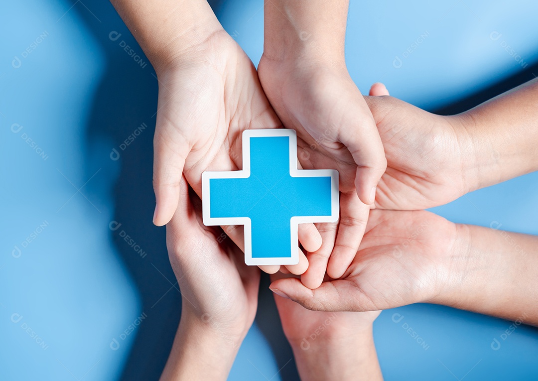 Conceito de seguro de saúde. mãos segurando ícone de mais