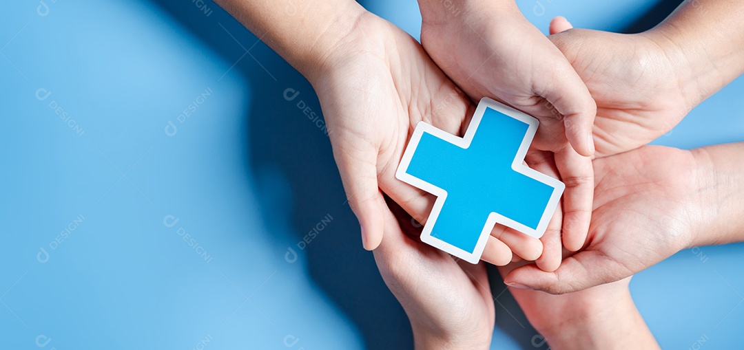 Conceito de seguro de saúde. mãos segurando ícone de mais