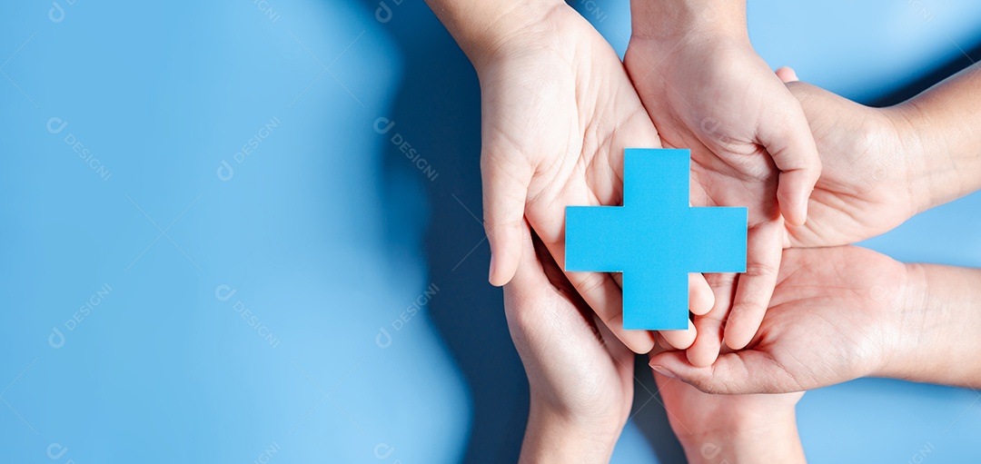 Conceito de seguro de saúde. mãos de pessoas segurando ícone de mais