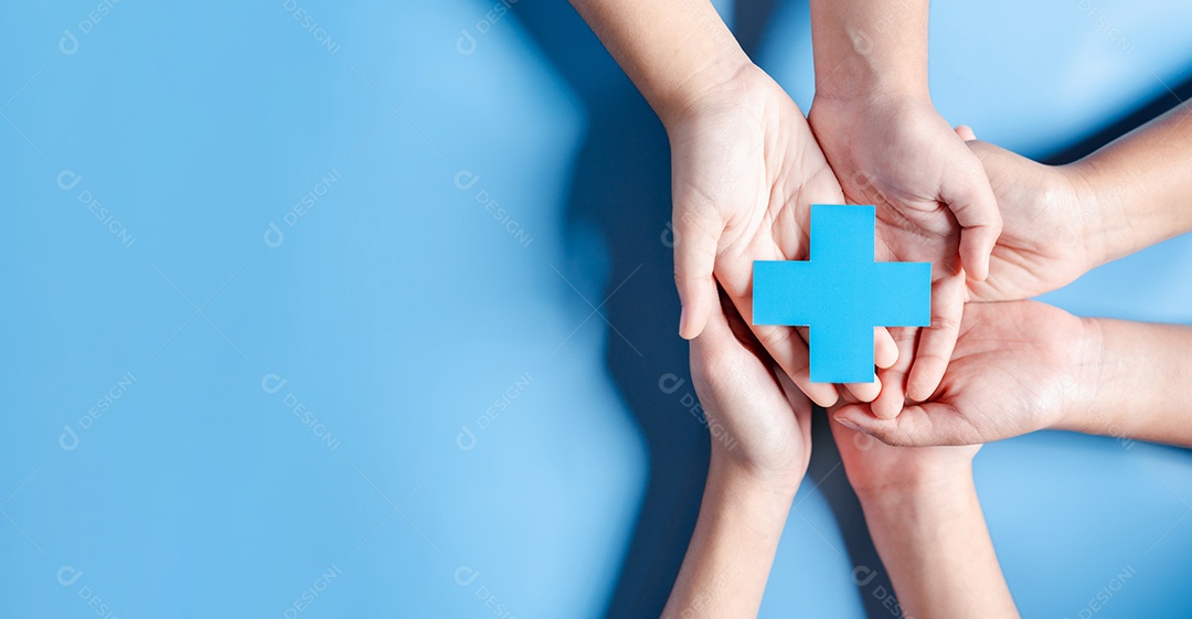 Conceito de seguro de saúde. mãos de pessoas segurando ícone de mais