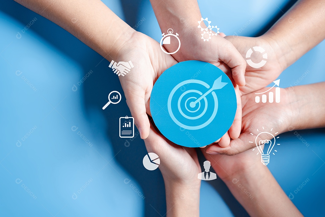 Mãos de negócios segurando o ícone de alvo