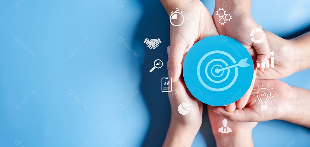 Mãos de negócios segurando o ícone de alvo