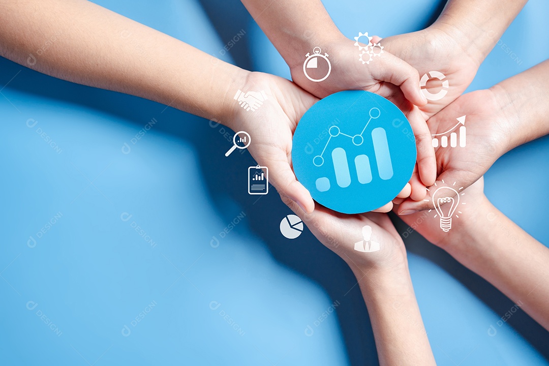 Mãos segurando o crescimento do gráfico com liderança de desenvolvimento de planejamento de alvo de negócios