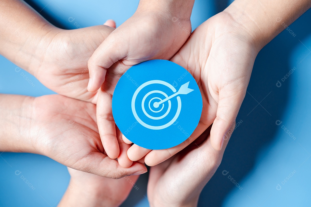 Mãos de negócios segurando o ícone de alvo