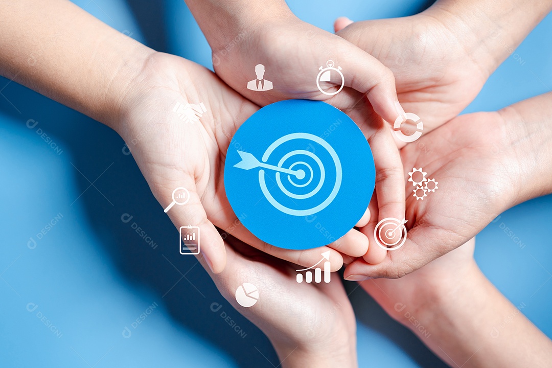 Mãos de negócios segurando o ícone de alvo