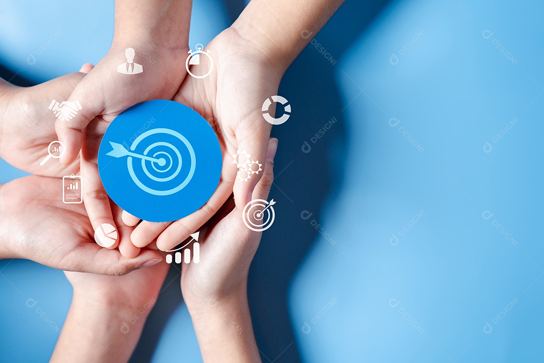 Mãos de negócios segurando o ícone de alvo