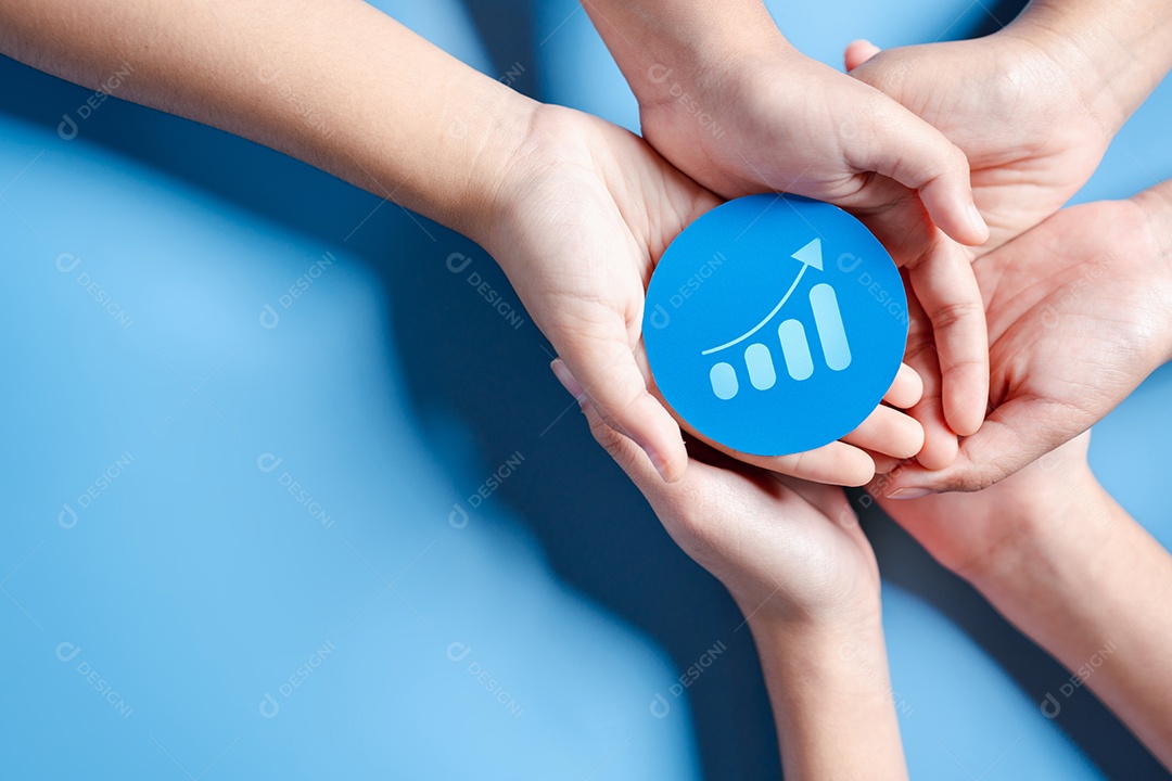Mãos segurando o crescimento do gráfico com liderança de desenvolvimento