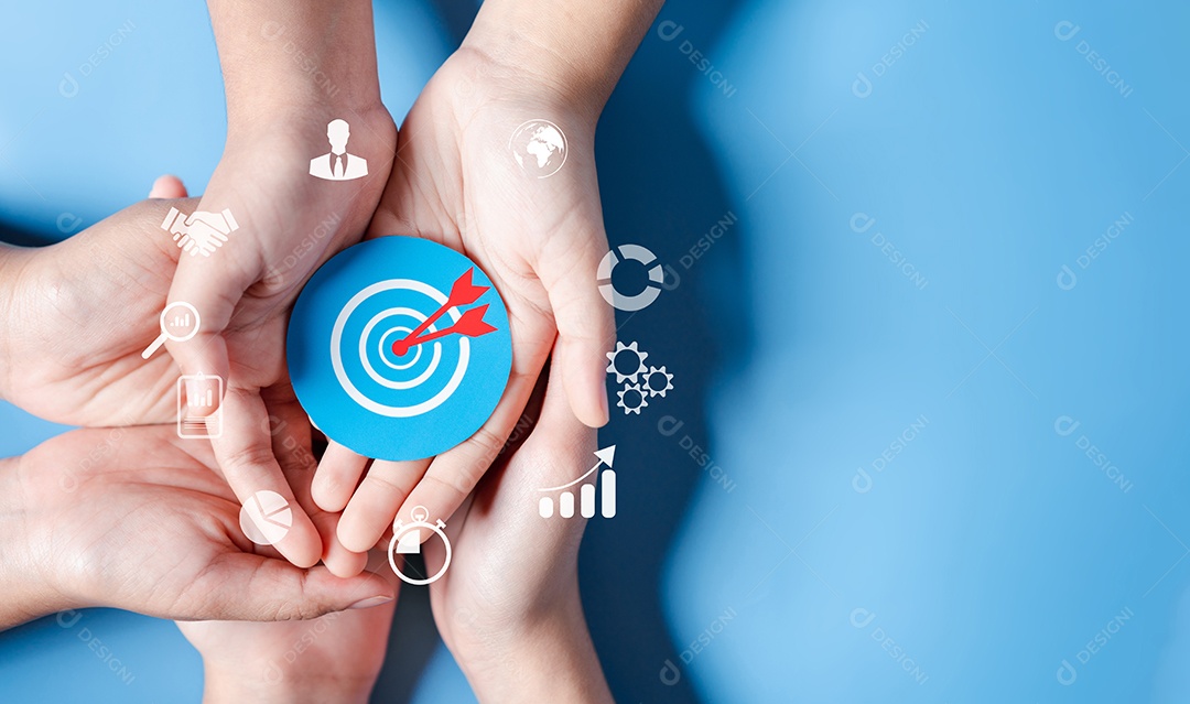 Mãos de negócios segurando o ícone de alvo, alvo de dardos e seta
