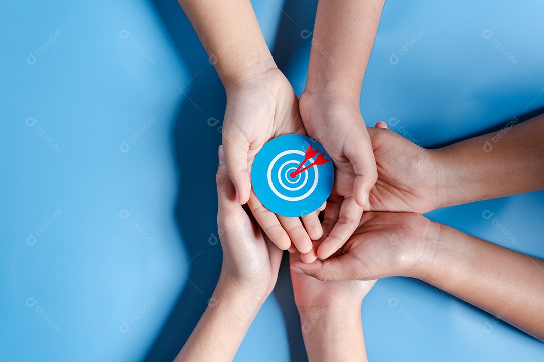 Mãos de negócios segurando o ícone de alvo, alvo de dardos e seta