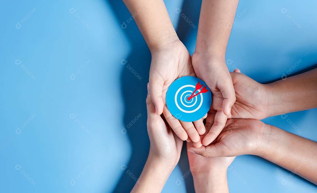 Mãos de negócios segurando o ícone de alvo, alvo de dardos e seta